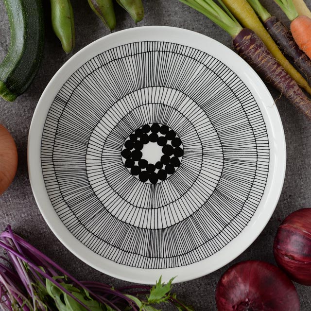 マリメッコ シイルトラプータルハ プレート 25cm 191 ホワイト/ブラック marimekko SIIRTOLAPUUTARHA