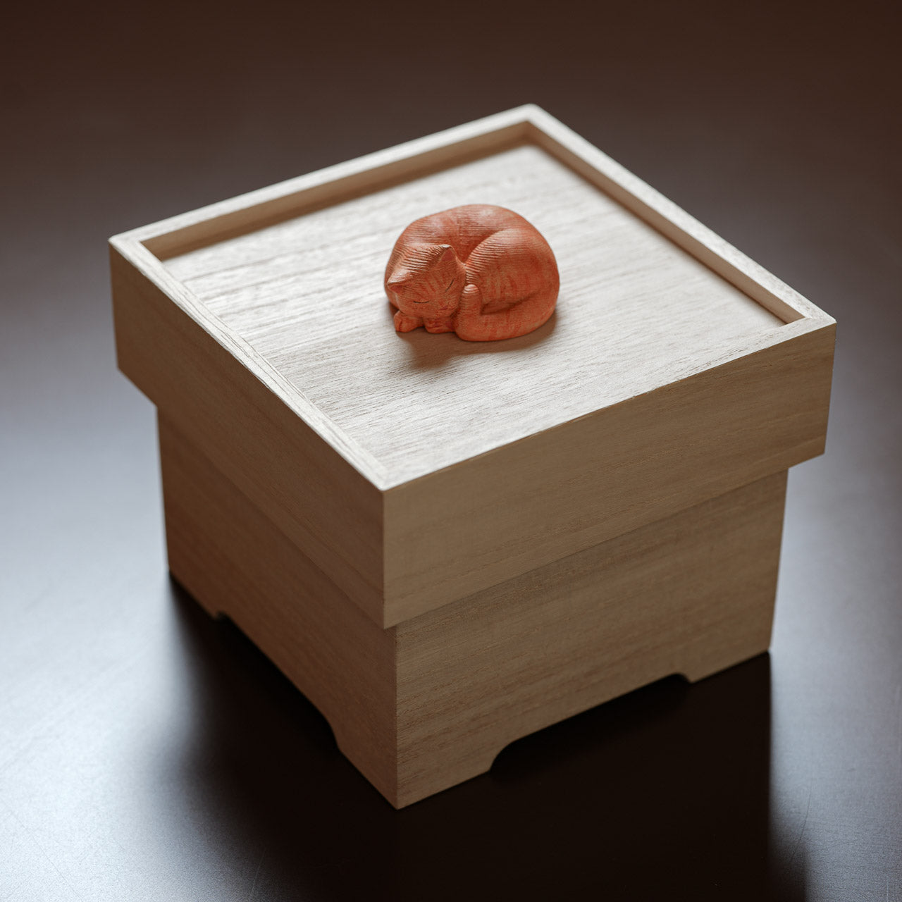 生まれ変わった”ねこくら木彫りの鏡餅”を包む桐箱