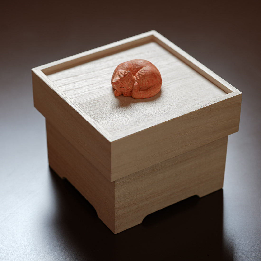 生まれ変わった”ねこくら木彫りの鏡餅”を包む桐箱