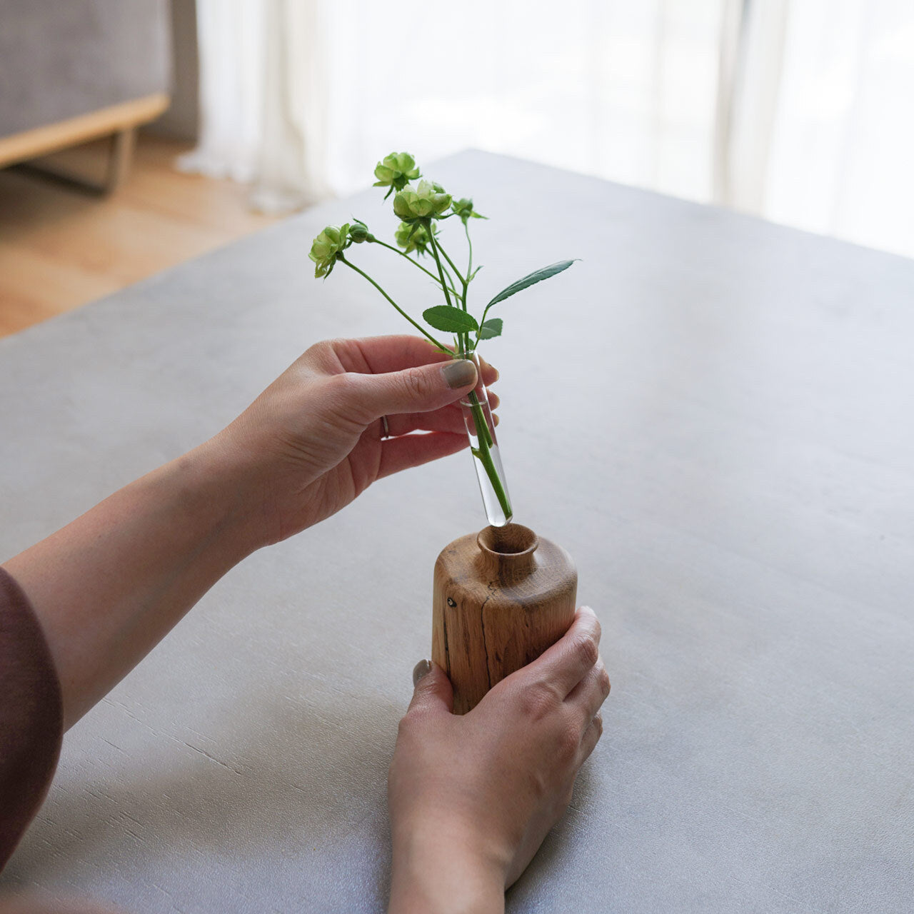 日本製】RetRe 虫喰いの花器 筒｜富山産楢材の天然木一輪挿し – くらす