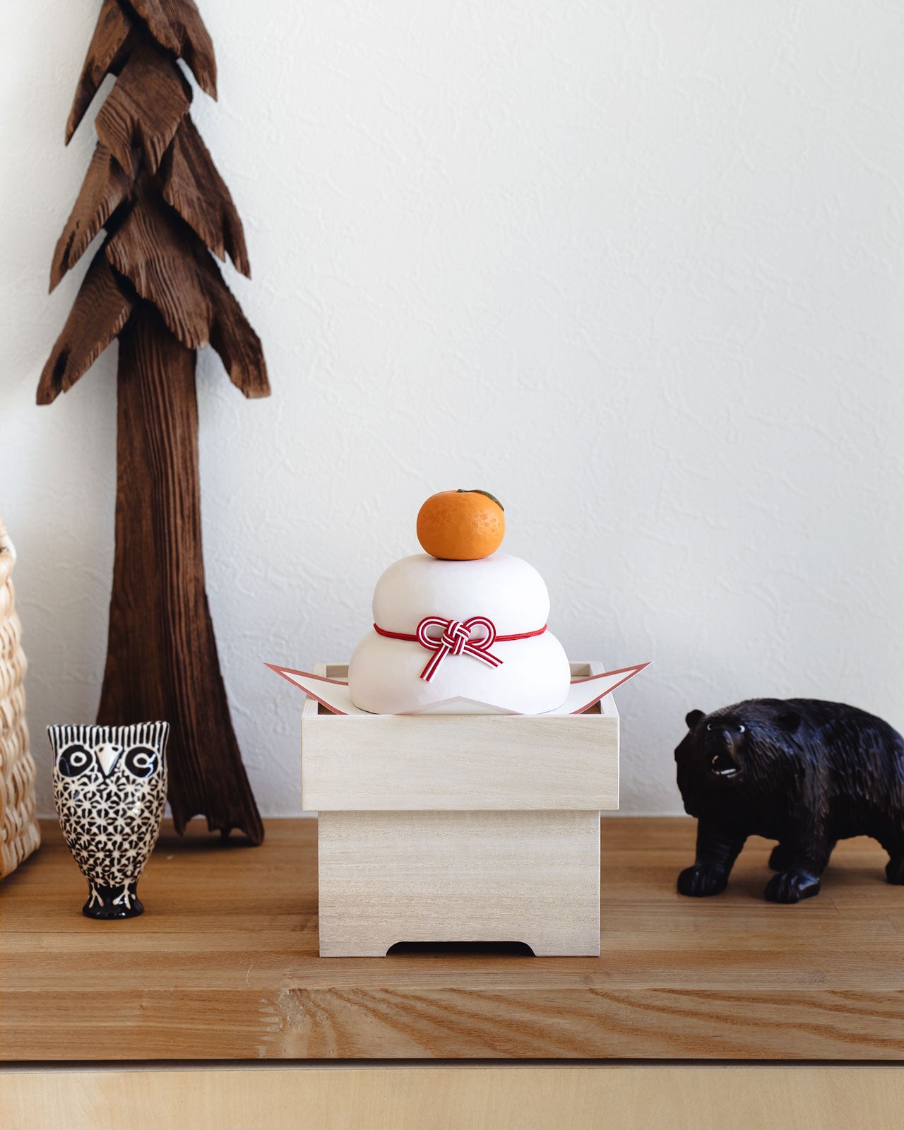 ねこくら 木彫りの鏡餅 木製 猫ののった鏡餅