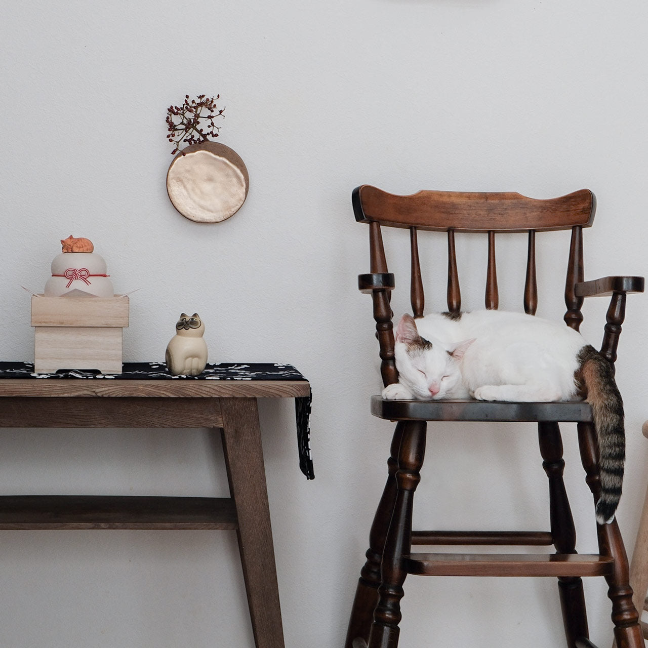 猫好きのための「小さな猫」がのった木製の鏡餅｜ねこくら 木彫りの