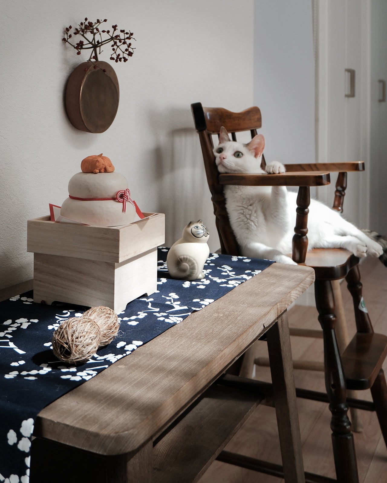 ねこくら 木彫りの鏡餅 木製 猫ののった鏡餅