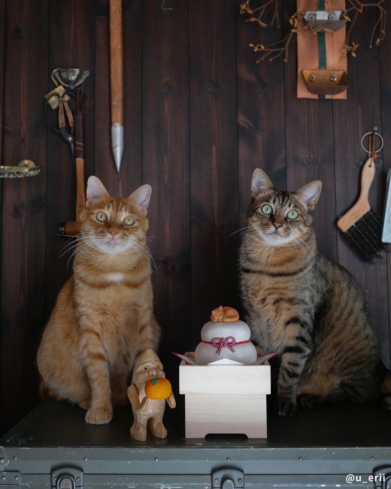 猫好きのための「小さな猫」がのった木製の鏡餅｜ねこくら 木彫りの