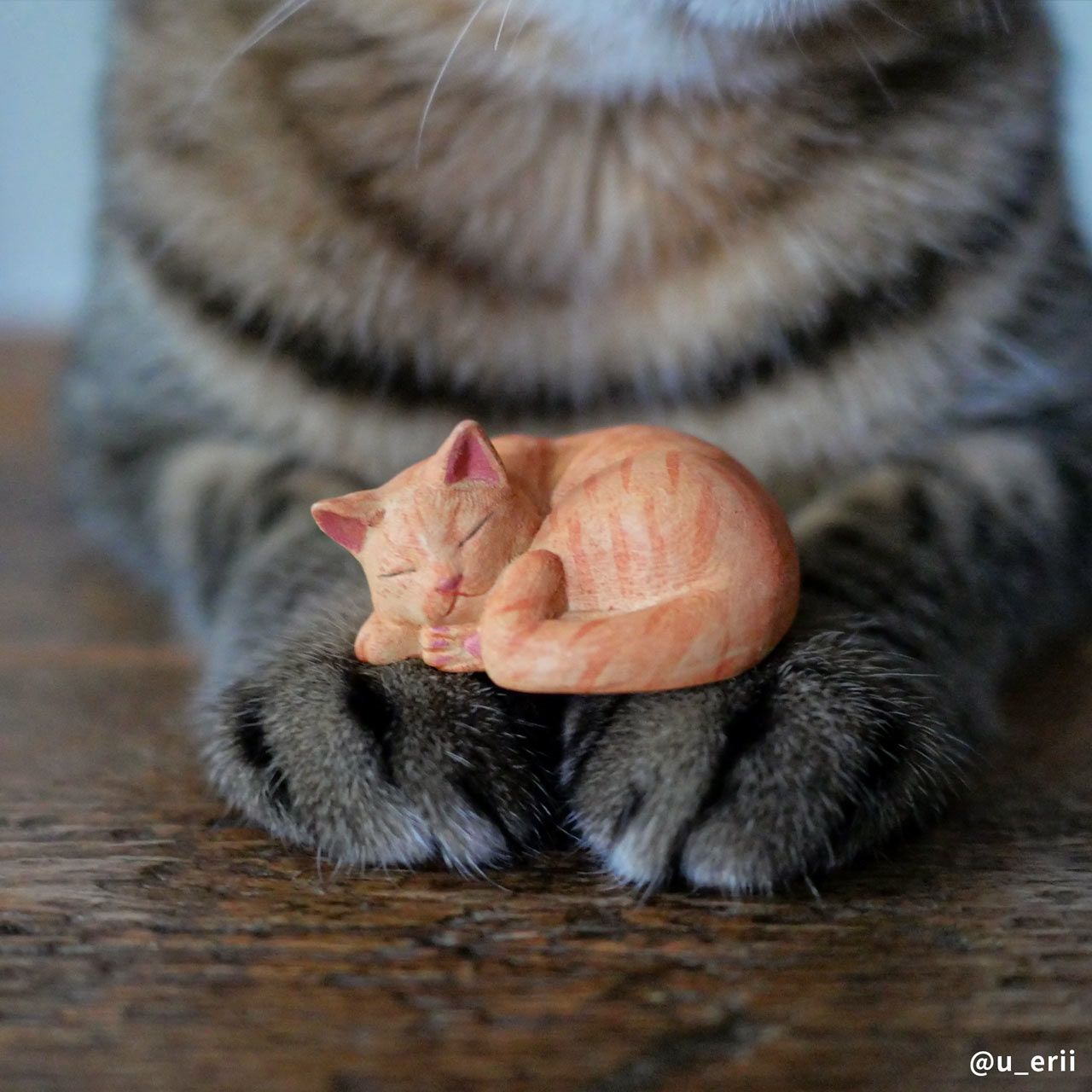 猫好きのための「小さな猫」がのった木製の鏡餅｜ねこくら 木彫りの